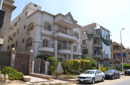 فيلا - التجمع الخامس امام المستشفى الجوى